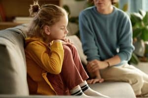 Parent dialoguant calmement avec son enfant après un conflit pour préserver leur relation