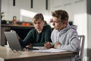 Parents consultant des avis sur l’ISEFAC pour accompagner leur enfant dans son choix d’école
