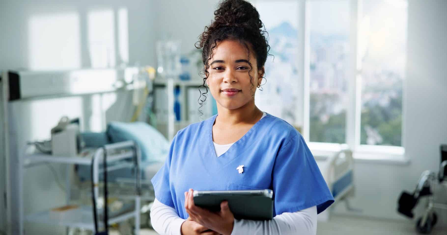 Infirmière réfléchissant à une reconversion professionnelle