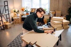 Entrepreneur consultant ses documents et calculant le coût de création de sa micro-entreprise en 2026