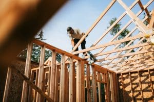Personne en reconversion vers le métier de constructeur bois