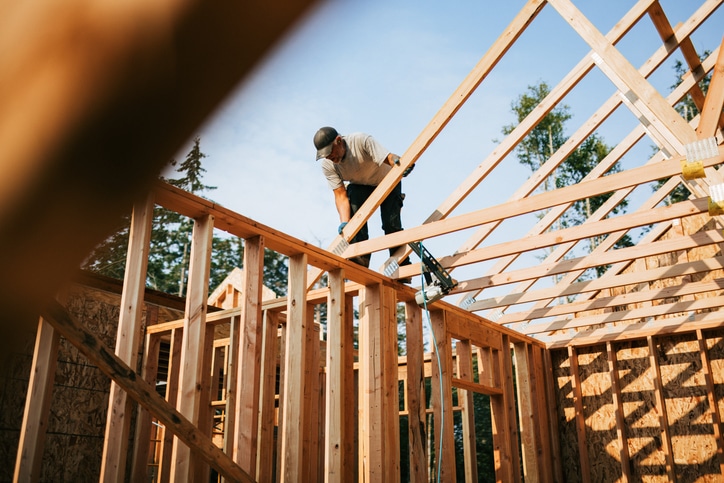 Personne en reconversion vers le métier de constructeur bois