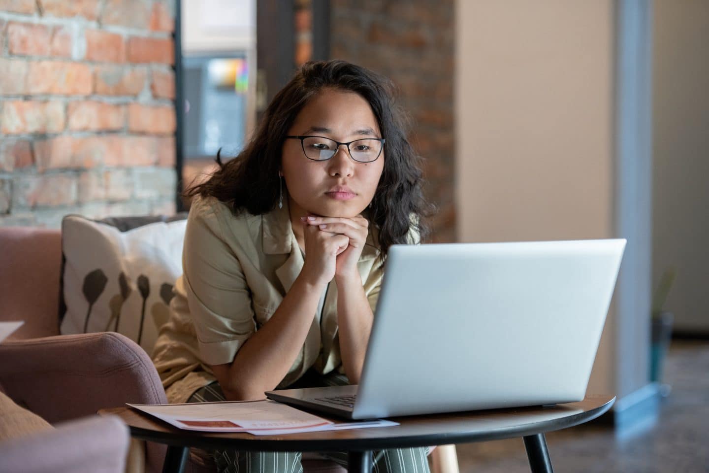 Personne réfléchissant après une reconversion qui n'a pas fonctionné