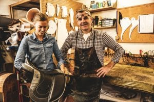 Personne en reconversion vers le métier de sellier harnacheur