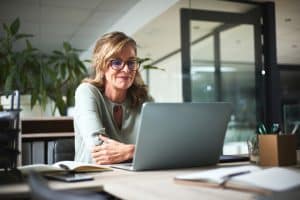 Personne senior envisageant une reconversion professionnelle