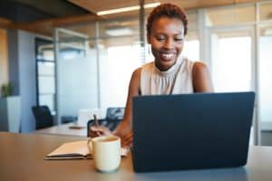 Personne réalisant un quizz de reconversion professionnelle