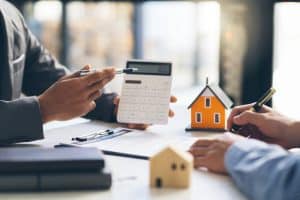 Personne conciliant reconversion et crédit immobilier