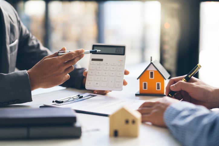 Personne conciliant reconversion et crédit immobilier