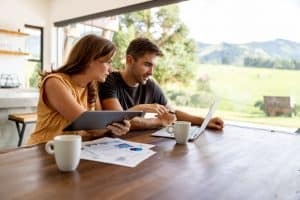 Couple discutant d'un projet de reconversion professionnelle