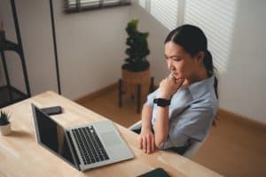 Personne évitant les erreurs d'une reconversion professionnelle