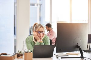 Personne hésitant entre garder son emploi et tout quitter pour se reconvertir