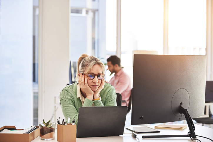 Personne hésitant entre garder son emploi et tout quitter pour se reconvertir