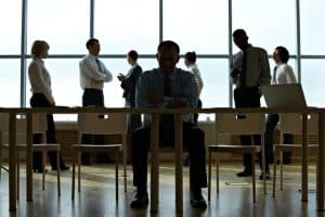 Personne introvertie réfléchissant à une reconversion professionnelle