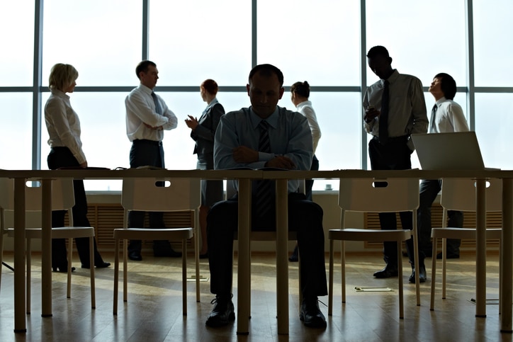 Personne introvertie réfléchissant à une reconversion professionnelle