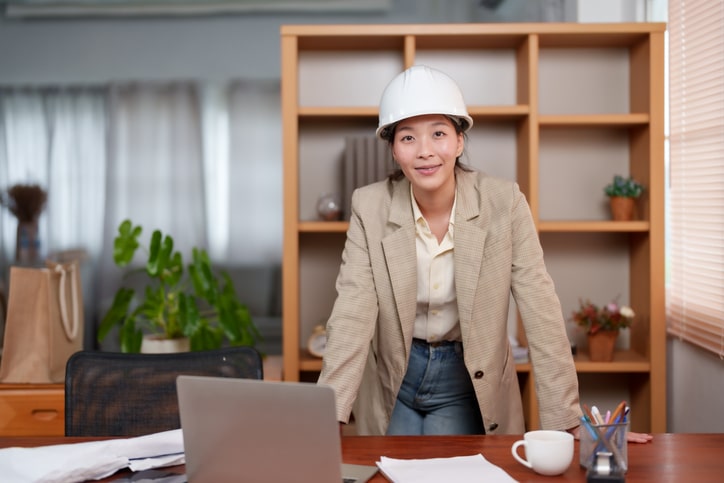 Jeune adulte envisageant une reconversion avant 30 ans