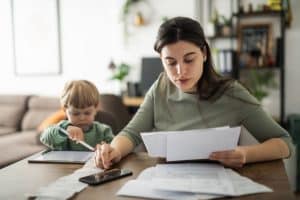 Mère célibataire préparant sa reconversion professionnelle