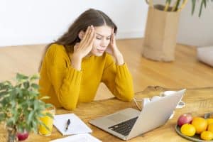 Personne doutant de ses compétences avant une reconversion