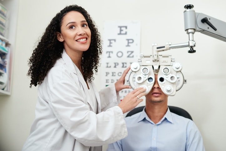 Personne en reconversion vers le métier d'orthoptiste