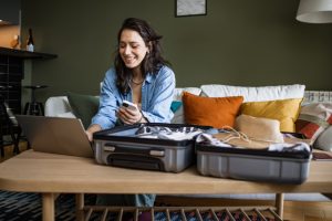 Personne de retour d'expatriation préparant sa reconversion en France