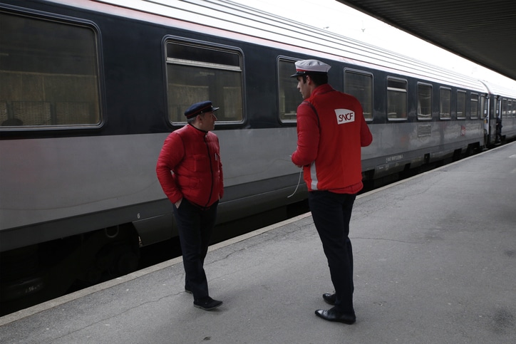 Agent SNCF envisageant une reconversion professionnelle