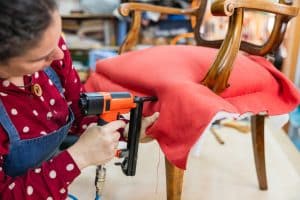 Personne en reconversion vers le métier de tapissier d'ameublement