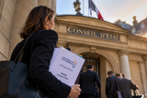 Personne consultant Mon Compte Formation face aux annonces de participation CPF 2027 et au recours annoncé devant le Conseil d’État
