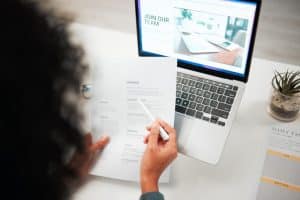 Personne rédigeant un CV de reconversion