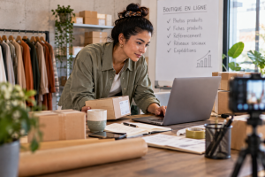 Personne en reconversion vers les métiers de l'e-commerce
