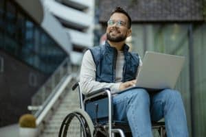 Personne en situation de handicap préparant sa reconversion