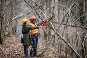 Personne en reconversion vers les métiers de la forêt et de l'ONF