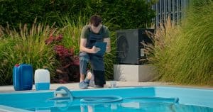 Personne en reconversion vers le métier de pisciniste