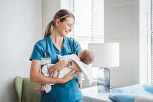 Puéricultrice envisageant une reconversion professionnelle