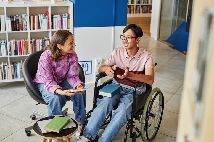 Professionnel du médico-social préparant sa VAE d'accompagnant éducatif et social