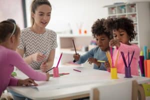 Agent territorial spécialisé des écoles maternelles préparant sa VAE