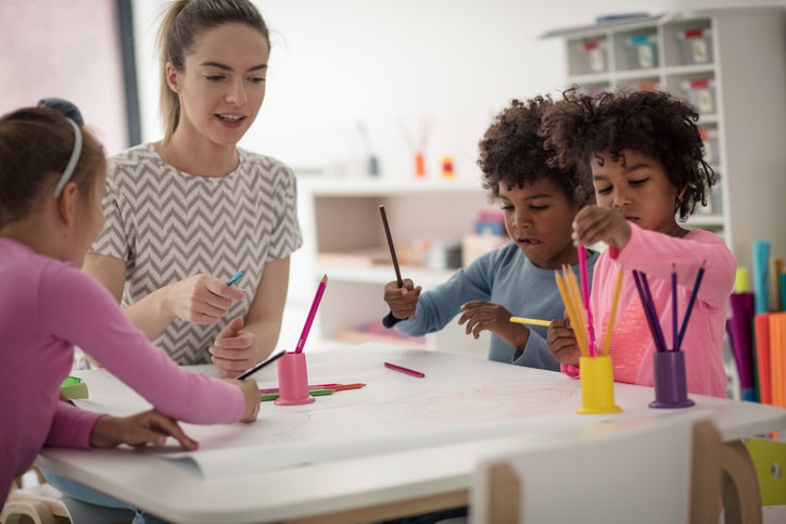 Agent territorial spécialisé des écoles maternelles préparant sa VAE