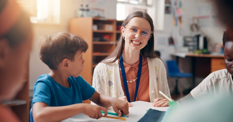 Professionnelle de la petite enfance préparant sa VAE de CAP AEPE